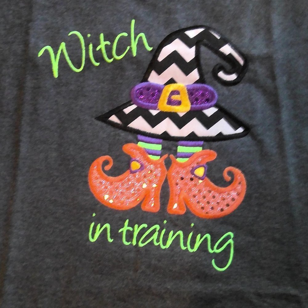 𝅺Halloween "Witch in Training"' embroidered t-shirt